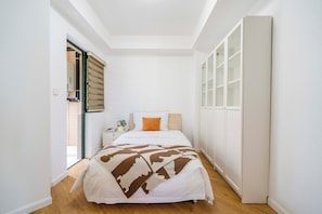 Apartament superior, 4 dormitoris, balcó, vistes a la ciutat | Planxa i posts de planxar i wifi gratuïta