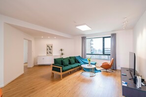 Superior Apartment, 4 Bedrooms, Balcony, City View | Living room | Smart TV