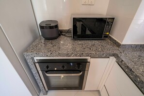 Superior Apartment, 4 Bedrooms, Balcony, City View | Private kitchen