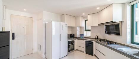 Apartamento superior, 4 habitaciones, balcón, vistas a la ciudad | Cocina privada