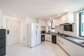 Superior Apartment, 4 Bedrooms, Balcony, City View | Private kitchen