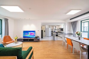 Superior Apartment, 4 Bedrooms, Balcony, City View | Living room | Smart TV