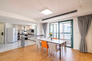 Superior Apartment, 4 Bedrooms, Balcony, City View | Living room | Smart TV