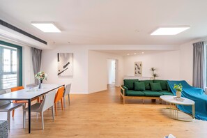 Leilighet – superior, 4 soverom, balkong, byutsikt | Oppholdsrom | Smart-TV