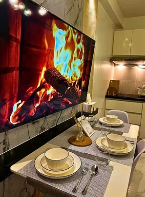 Deluxe-Suite, Stadtblick | Essbereich im Zimmer