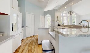 Jääkaappi, mikroaaltouuni, uuni, liesi