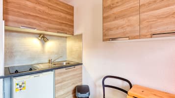 Mikrobølgeovn, ovn, kaffetrakter/tekoker og brødrister