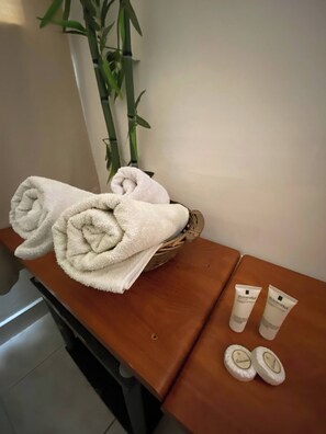 Shared Dormitory, 1 Bedroom, Smoking | Bathroom amenities