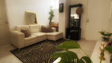 Shared Dormitory, 1 Bedroom, Smoking | Ruang tamu