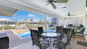 تناول الطعام بالخارج