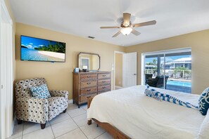 3 bedrooms, iron/ironing board, free WiFi, bed sheets - Beach Seekers Dream Home...Perfect location for Boaters (Marco Island)