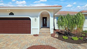 تفاصيل الفندق من الخارج