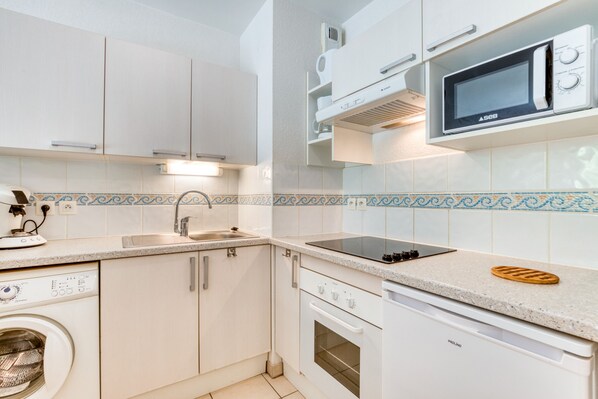 Microwave, oven, stovetop, coffee/tea maker