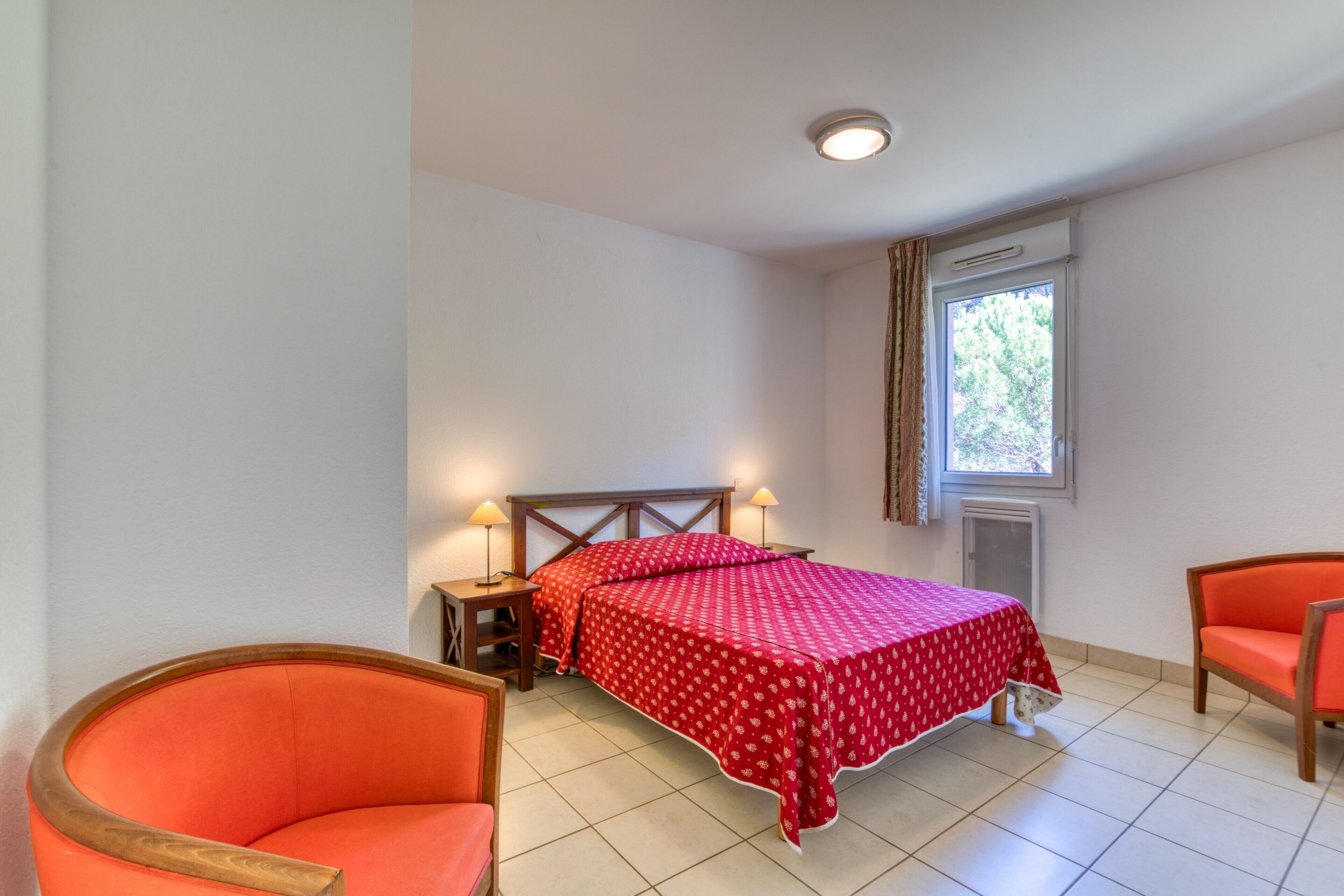 1 habitación, tabla de planchar con plancha y wifi 