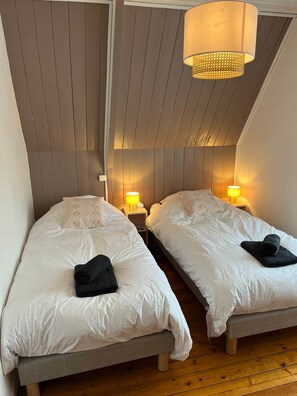 3 bedrooms, iron/ironing board, WiFi, bed sheets