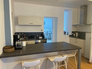 Kühlschrank, Mikrowelle, Ofen, Herdplatte