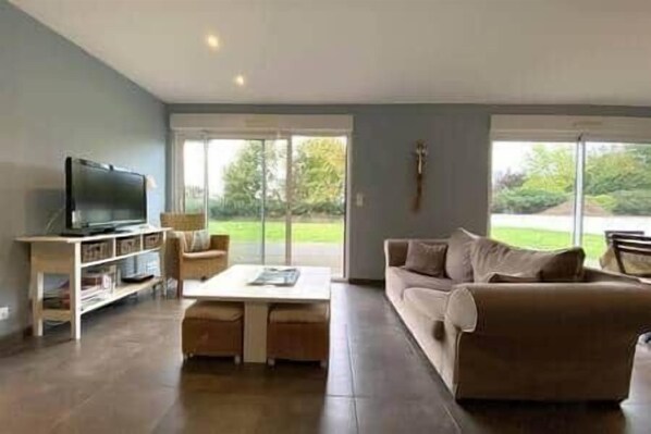 TV connectée, livres, chaîne hi-fi