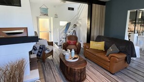 Télévision, cheminée, lecteur de DVD