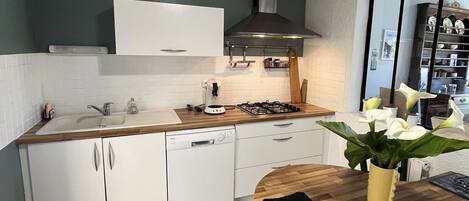 Réfrigérateur, micro-ondes, four, plaque de cuisson