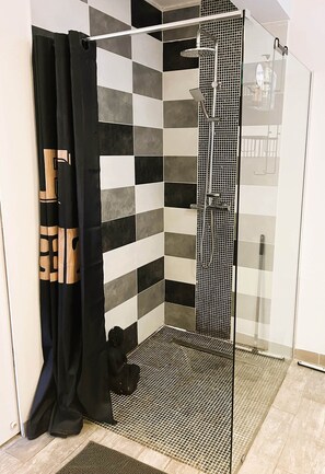 Dusche, Seife, Toilettenpapier