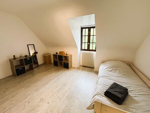 3 bedrooms, iron/ironing board, WiFi, bed sheets