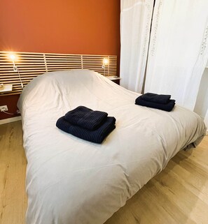 3 bedrooms, iron/ironing board, travel crib, free WiFi