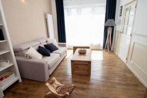 Een televisie en boeken