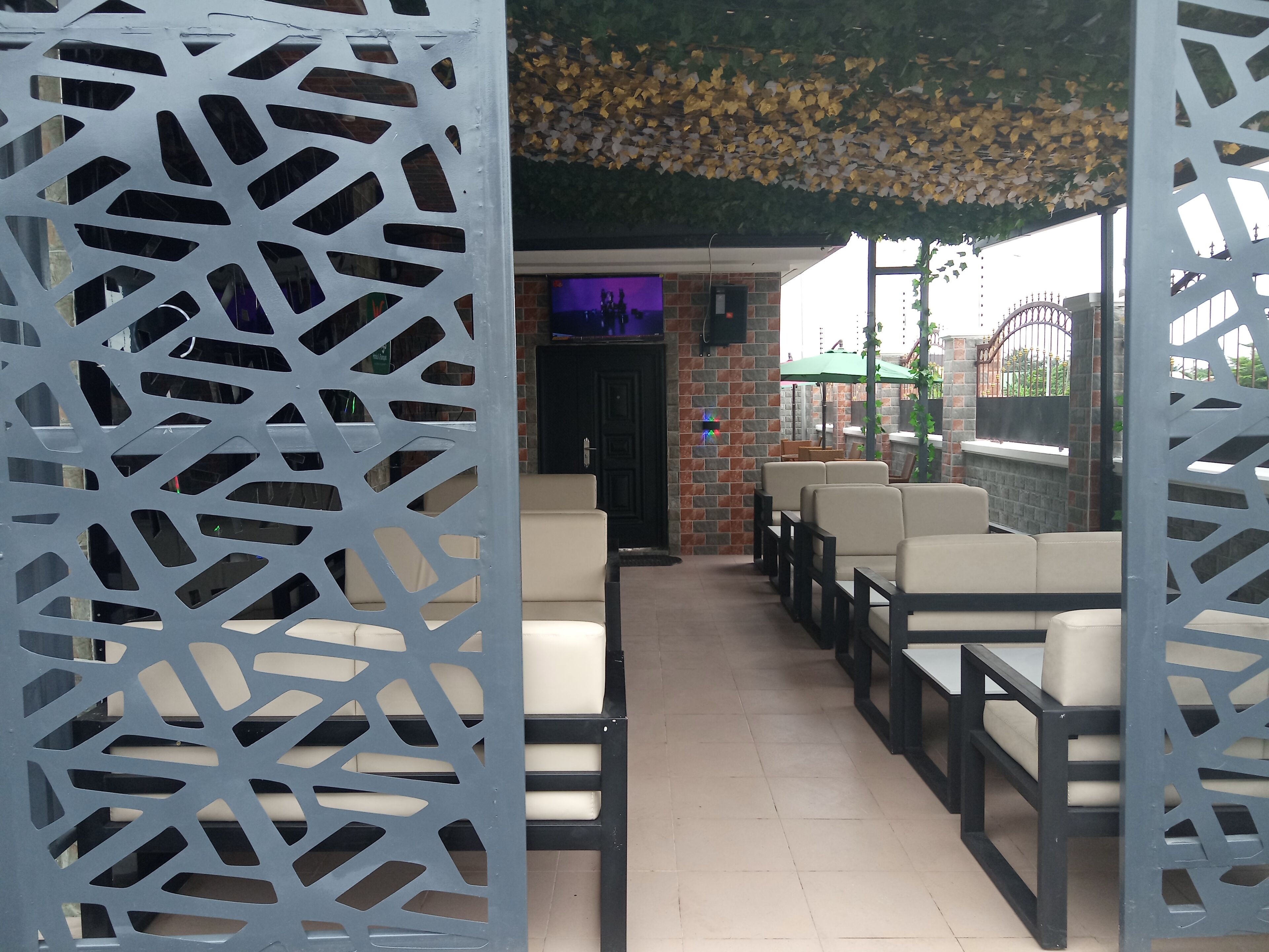 Bar (trong khuôn viên)