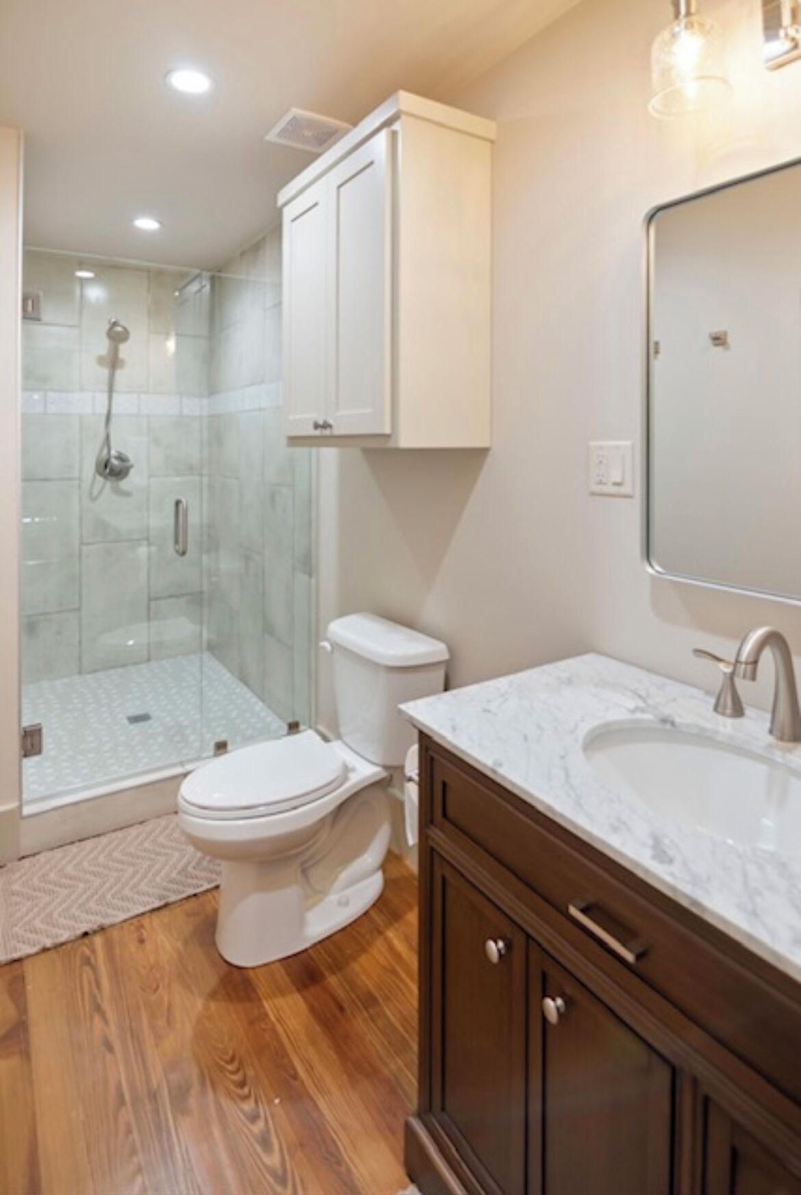 Dusj, hårføner, håndklær og såpe