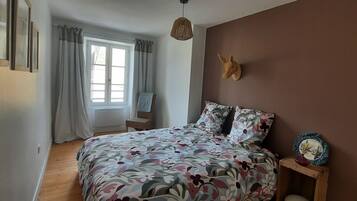 Iron/ironing board, WiFi, bed sheets