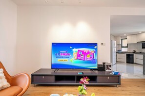 Căn hộ Superior, 4 phòng ngủ, ban công, quang cảnh thành phố | Phòng khách | Smart TV