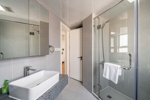 高級公寓, 4 間臥室, 陽台, 城市景觀 | 浴室 | 拖鞋