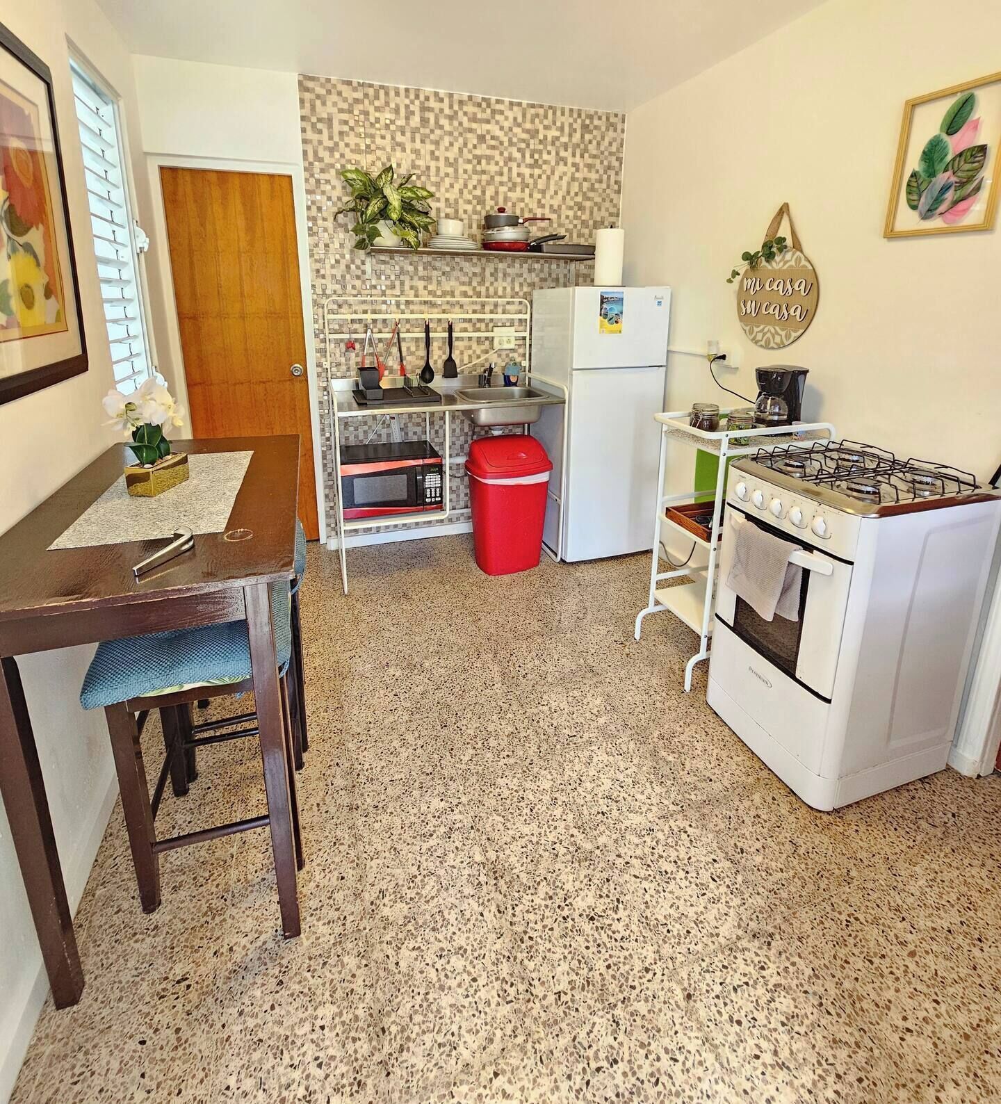 Refrigerador, microondas, parrilla de estufa y cafetera y tetera 