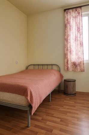 2 makuuhuonetta, silitysrauta/-lauta, Wi-Fi, vuodevaatteet