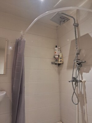 Séchoir à cheveux, serviettes fournies, savon, papier de toilette