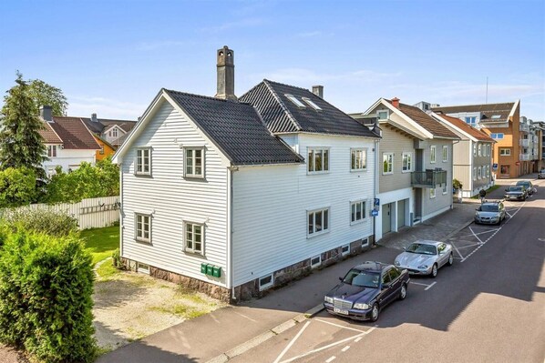 Apartment, 3 Bedrooms, Balcony, Garden View | Front of property