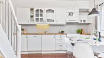 Apartment, 3 Bedrooms, Balcony, Garden View | Dining room