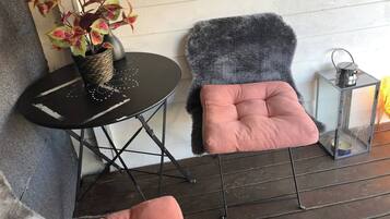 Apartment, 3 Bedrooms, Balcony, Garden View | Living area