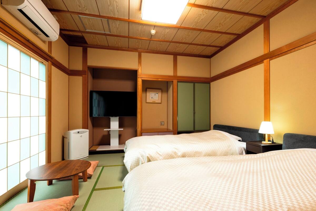 Twin Room, Non Smoking | Meja, Wi-fi percuma, cadar katil