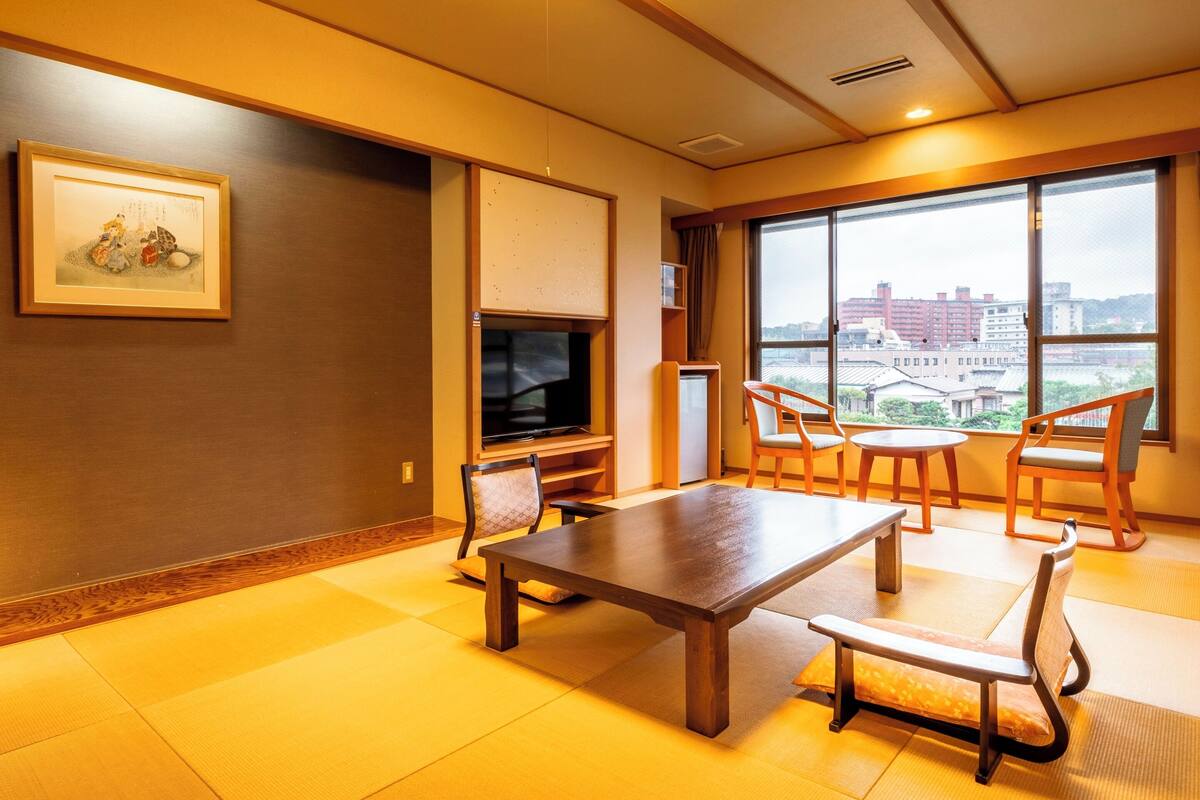 Deluxe Quadruple Room, Non Smoking | Meja, Wi-fi percuma, cadar katil