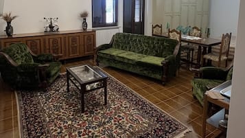 Monolocale Deluxe, balcone, vista città | Ferro/asse da stiro, Wi-Fi gratuito