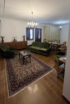 Monolocale Deluxe, balcone, vista città | Ferro/asse da stiro, Wi-Fi gratuito