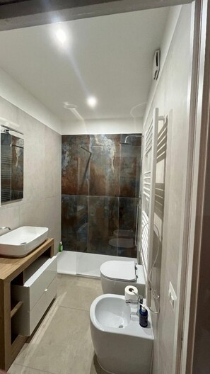 Deluxe Studio, Balcony, City View | Bathroom | Shower, towels, soap, shampoo - B&B Angelo e Graziella (Monterosi)
