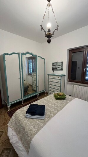 Classic Double Room, Courtyard View | Iron/ironing board, free WiFi - B&B Angelo e Graziella (Monterosi)