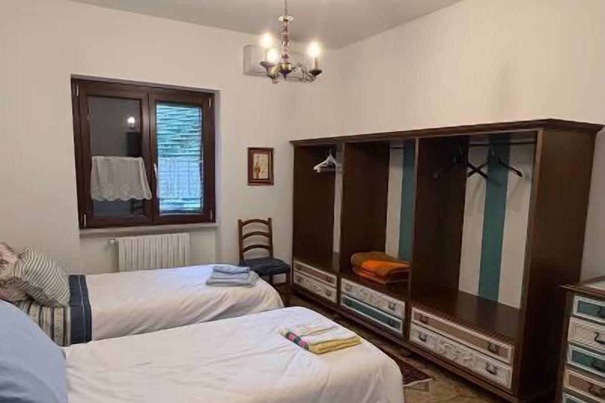 Klassieke Twin kamer, balkon, uitzicht op binnenplaats | Een strijkplank/strijkijzer, gratis wifi