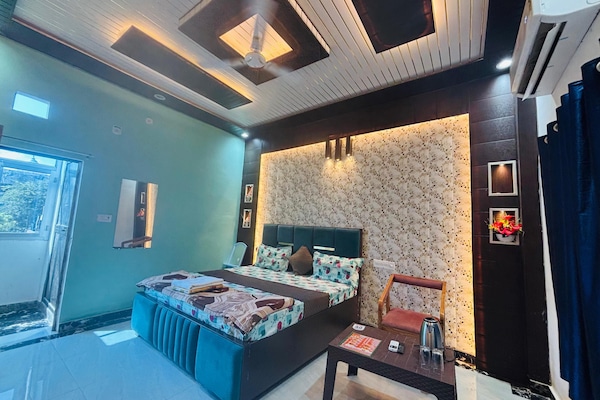 Desk, laptop workspace, free WiFi