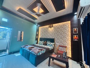 Desk, laptop workspace, free WiFi - Shree Vishnupriya Homestay (Ayodhya)