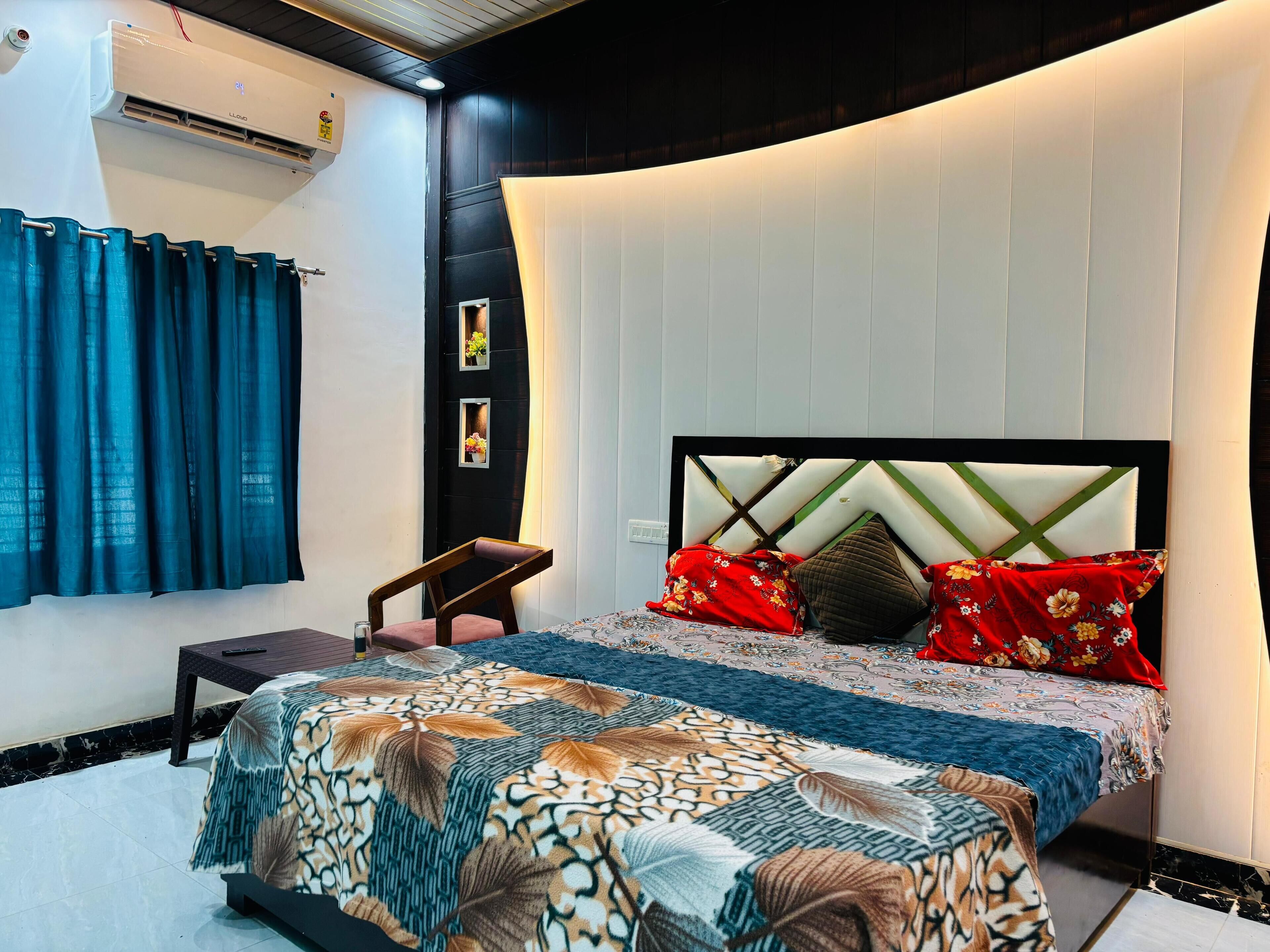 Desk, laptop workspace, free WiFi