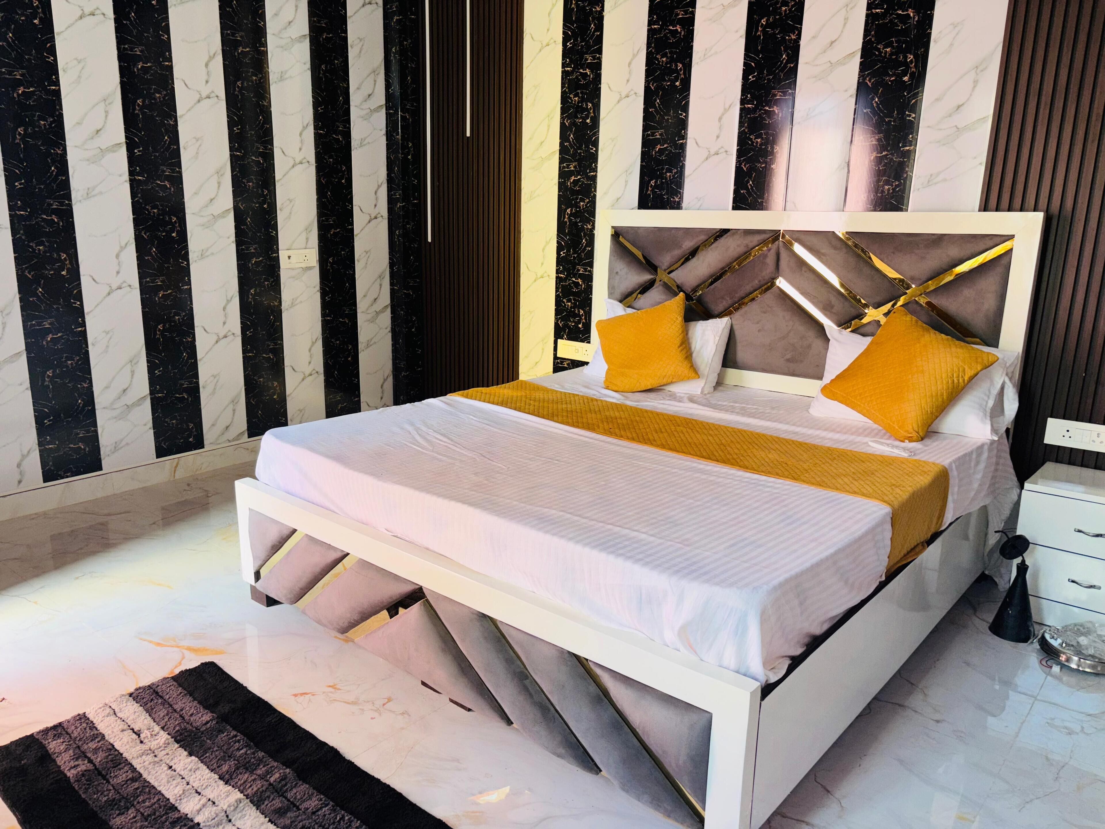 Une chambre à coucher moderne avec un lit, des tables de chevet et une commode.