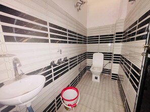 Douche, articles de toilette gratuits, chaussons, serviettes fournies